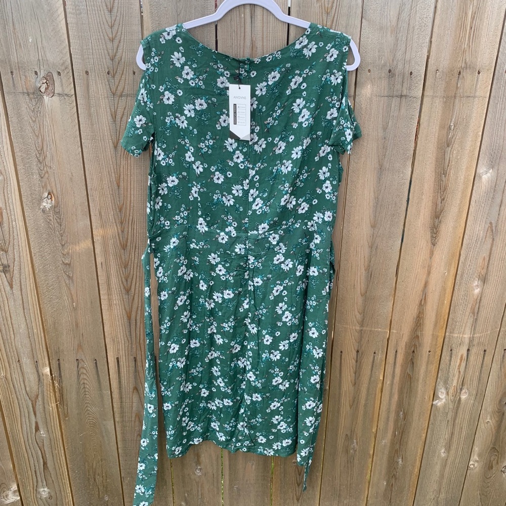 ❤️🆕 NWT ANGVNS Cold Shoulder Flower Dress